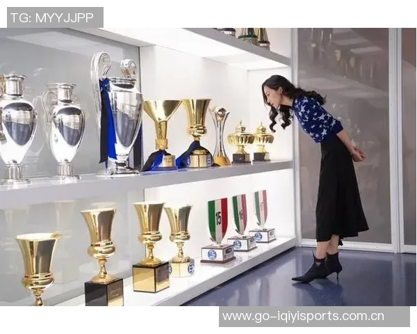 足球明星魅力尽显封面照展现运动之美与个性风采